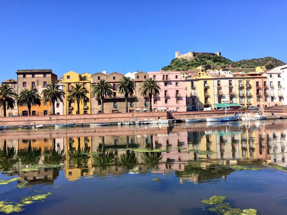Veduta di Bosa e del suo castello.