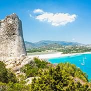 Villasimius – Di giorno paradiso naturale, di sera piccolo centro che vibra di vita.